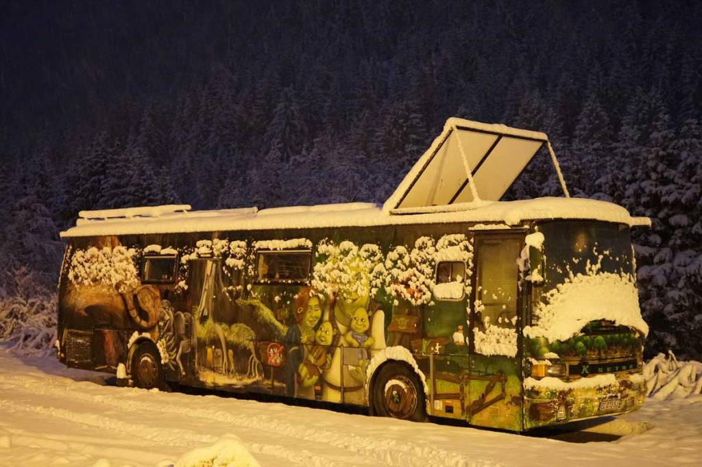 Bus peint sous la neige